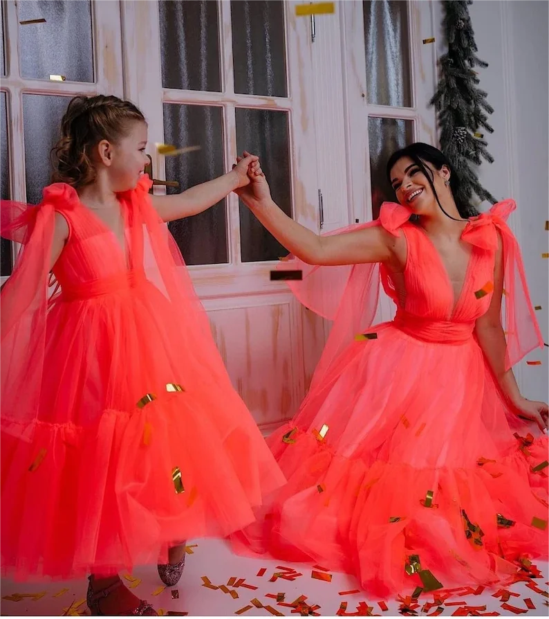 

Long Flowing Free Tulle Mommy Daughter Dresses Popular V-Neck Sleeveless Matching mom and me Dresses for Birthday Party