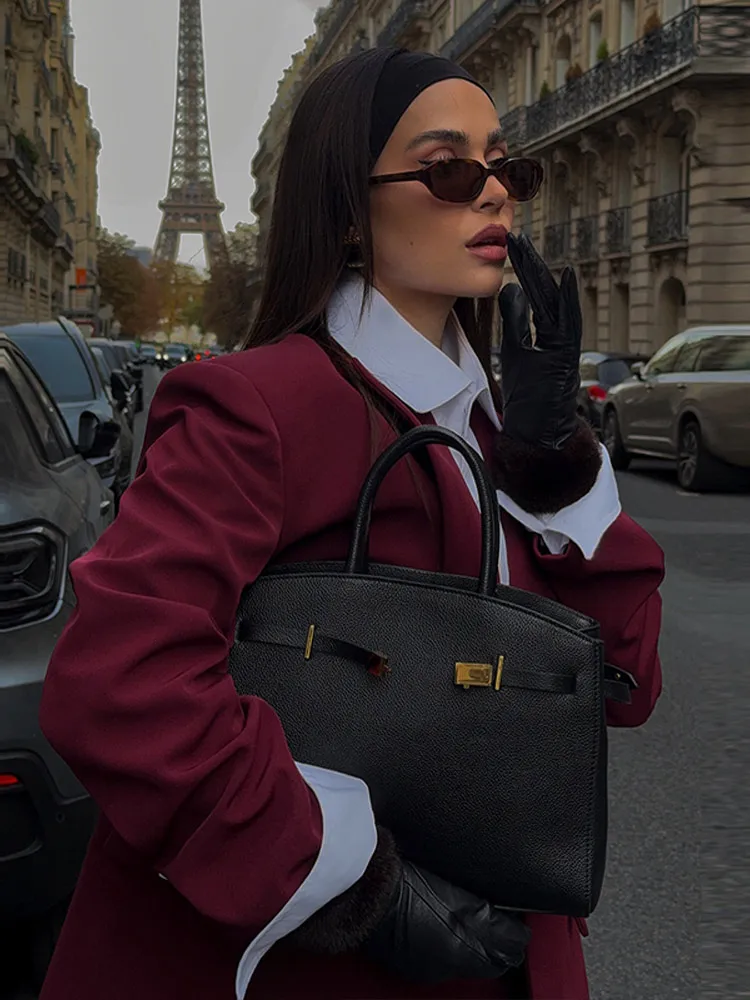 طقم نسائي أحمر أنيق مكون من قطعتين، سترات عصرية بأكمام طويلة وجيوب وأزرار ربط ومجموعات شورتات بسيطة عالية الخصر