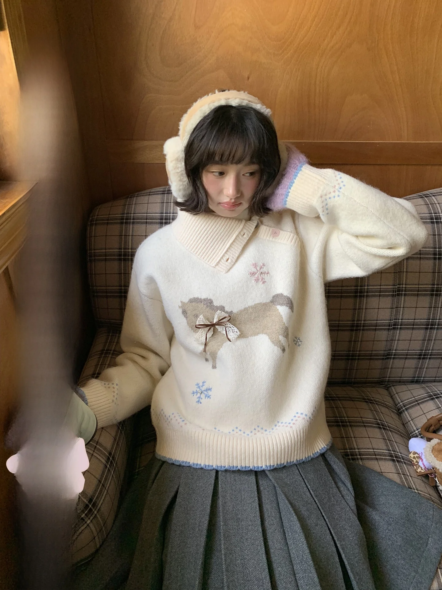 

Вязаный свитер ручной работы для женщин: свободный крой, длинный рукав, с отложным воротником и узором «снежинка», модный зимний вариант