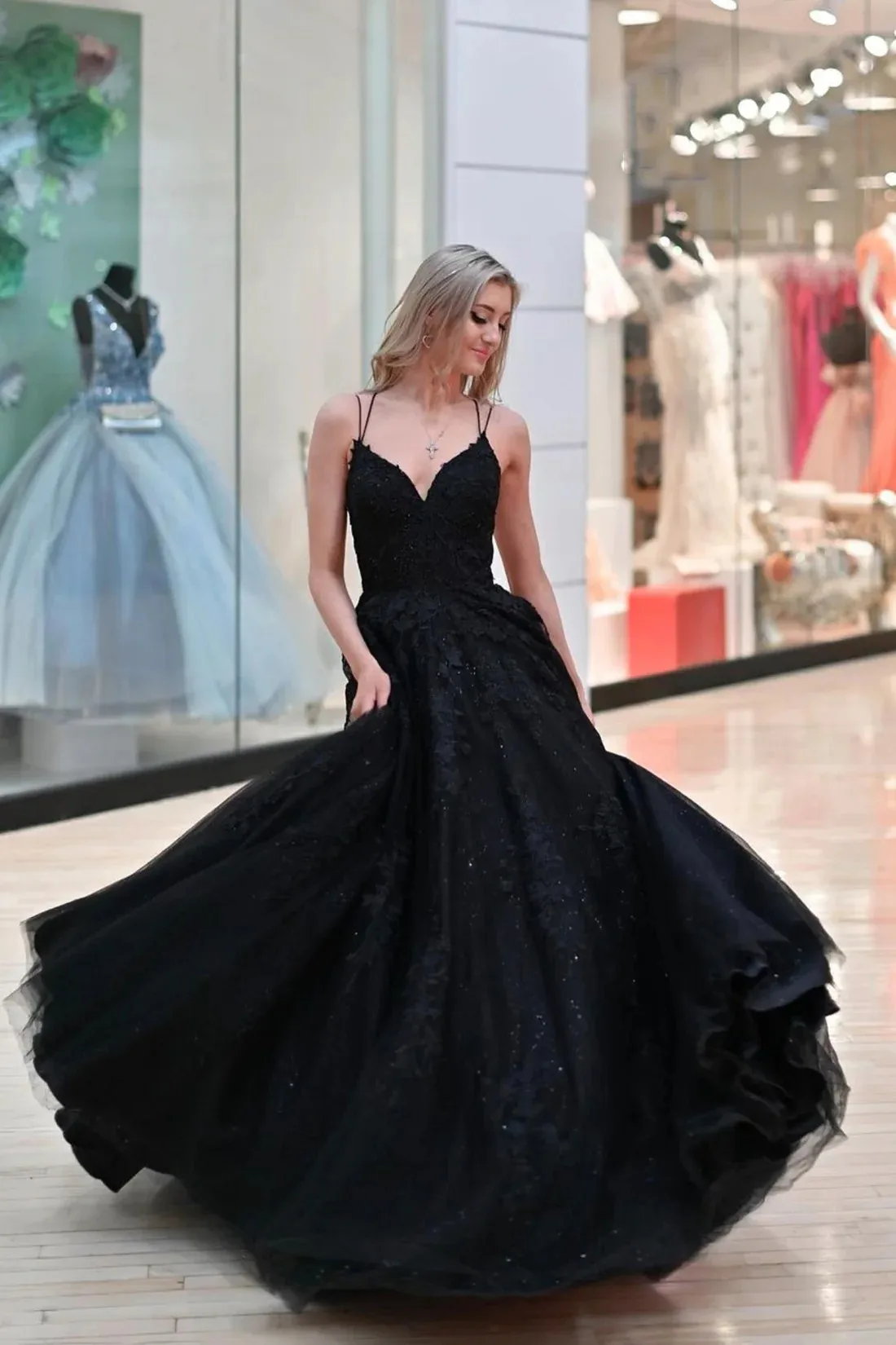 

Black Elegant Modern Prom Dresses For Women A-Line V-Neck Tulle Appliques Backless Custom Birthday Evening Party Birthday Gown