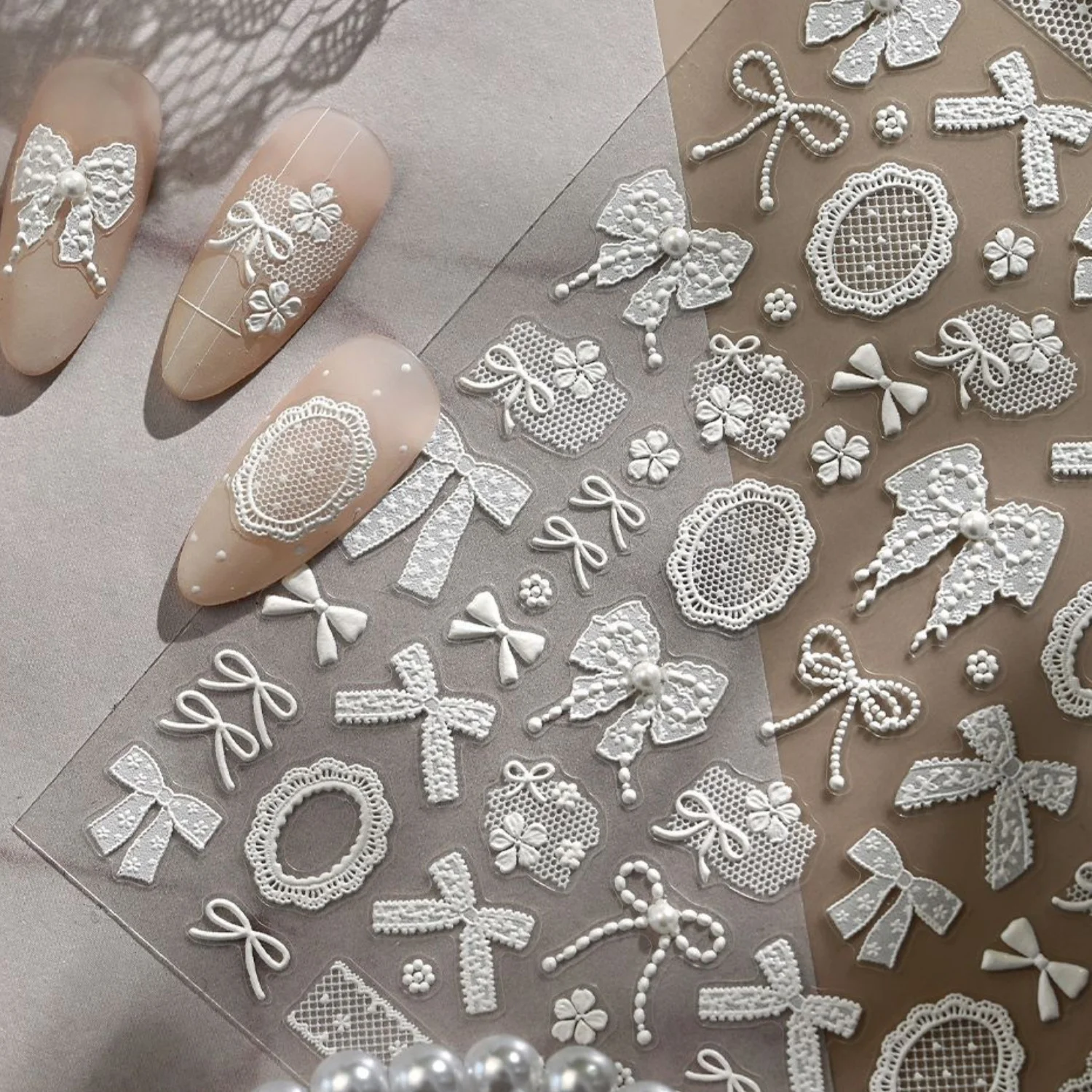 Elegantes Pegatinas de Uñas con Lazo Francés en Relieve 5D, Lazo de Encaje Blanco, Marco Ovalado Hueco con Perlas, Calcomanías Autoadhesivas para Arte de Uñas, Manicura