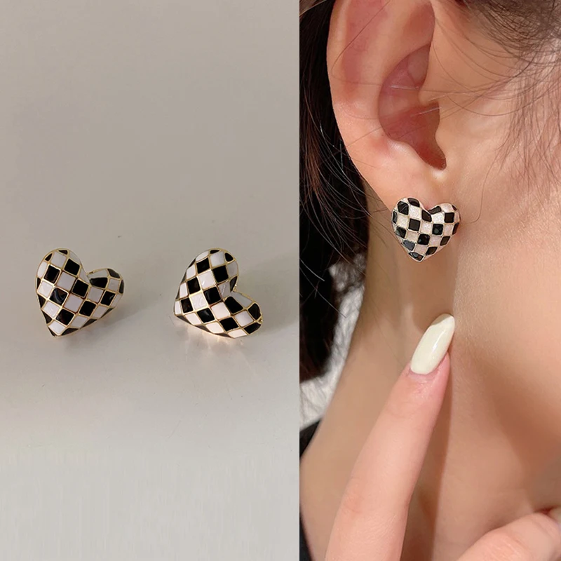 2024 New Simple Black White Plaid Heart Stud Earrings for Women Trendy Lattice Geometric Statement Earrings Jewelry Party Gifts