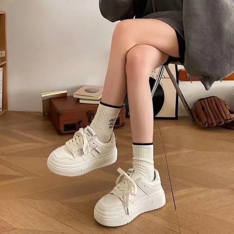 Sneakers da donna 2024 autunno scarpe con plateau traspiranti bianche Pure Casual scarpe sportive bianche per studenti semplici scarpe da Campus