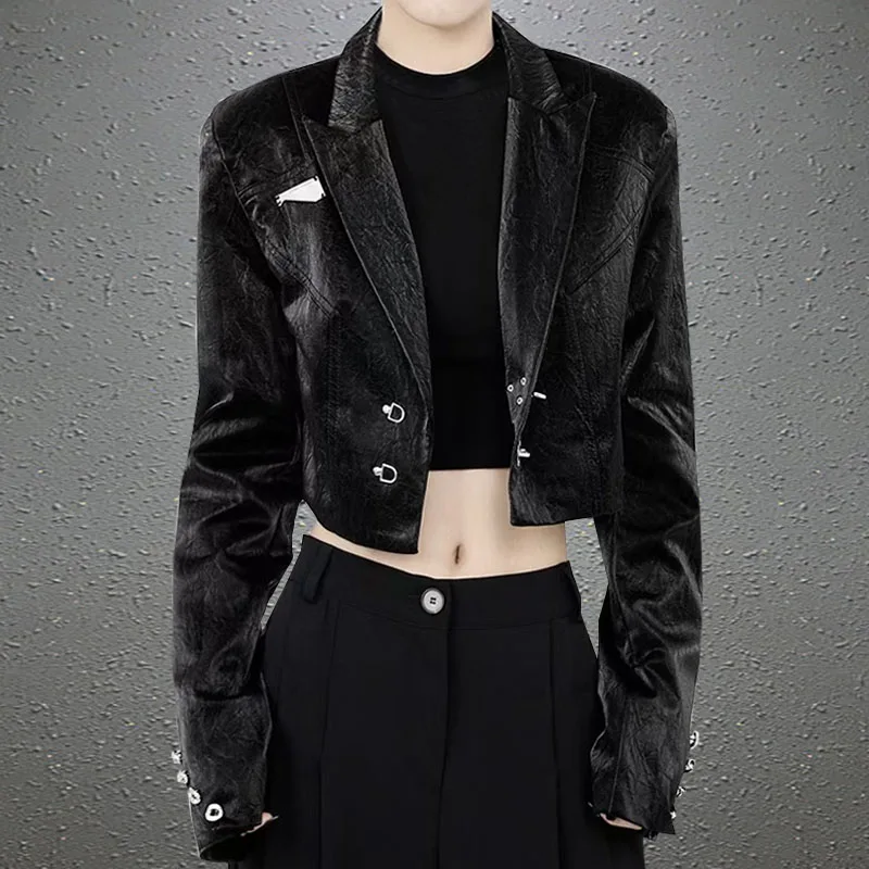 เสื้อแจ็คเก็ตผู้หญิงแฟชั่นสตรีทสไตล์ รุ่นสปริง 2026 ผ้าเมทัลลิกสีน้ำเงิน หรือหนัง PU แบบยับ ดีไซน์ติดกระดุมและตัดต่อผ้า ทรงเอวสูง