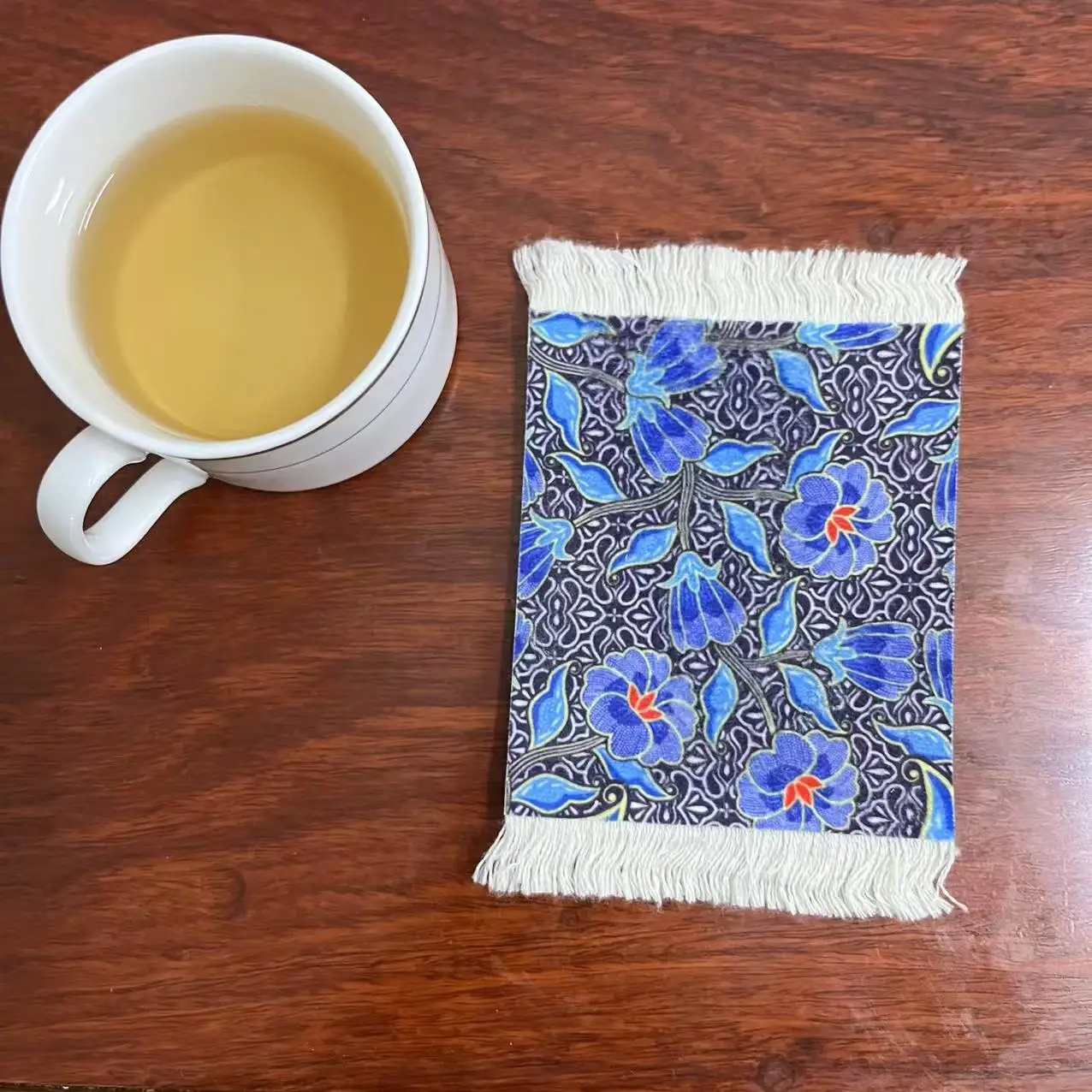 

10 Matching Coasters, Featuring Floral Designs in Red and Blue as the Main Colors, with Tassels, South Asian Culture Style, Suitable for Office Desk Decoration For Use in the Dining Room, Holiday Gift