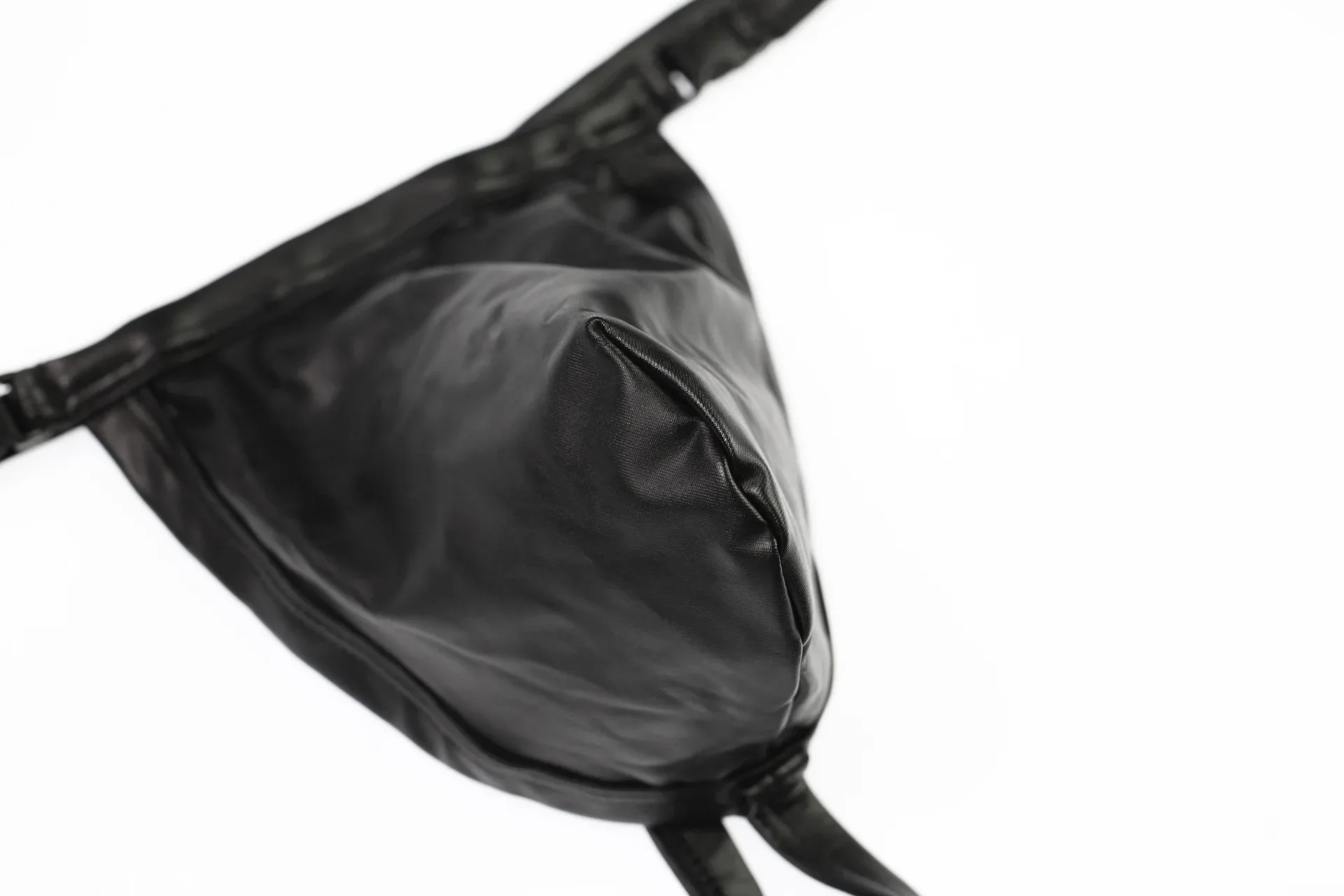 Männer Sexy T Zurück Tanga Faux Leder Schnalle Homosexuell Erotische Niedrige Taille U Konvexen Beutel G-Strings Homme Offene gesäß Unterhose Hombre