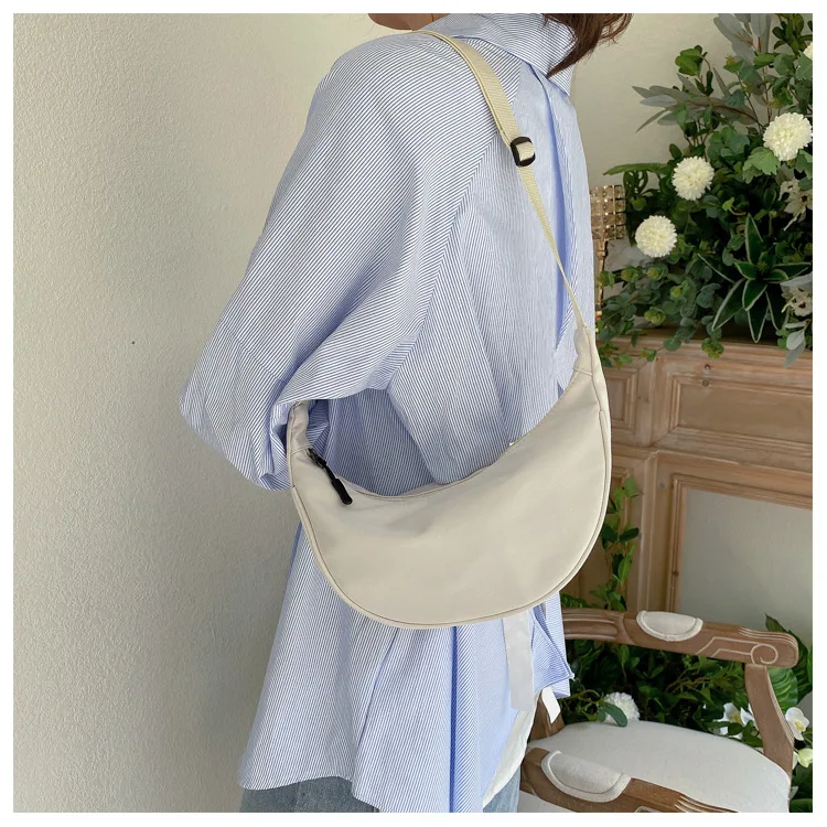 Fashion Nylon Shoulder Dumpling Bag Light Crossbody Bag Large Capacity Waist Bag Silod Color Half-moon Hobo Bag Shopping Clutch