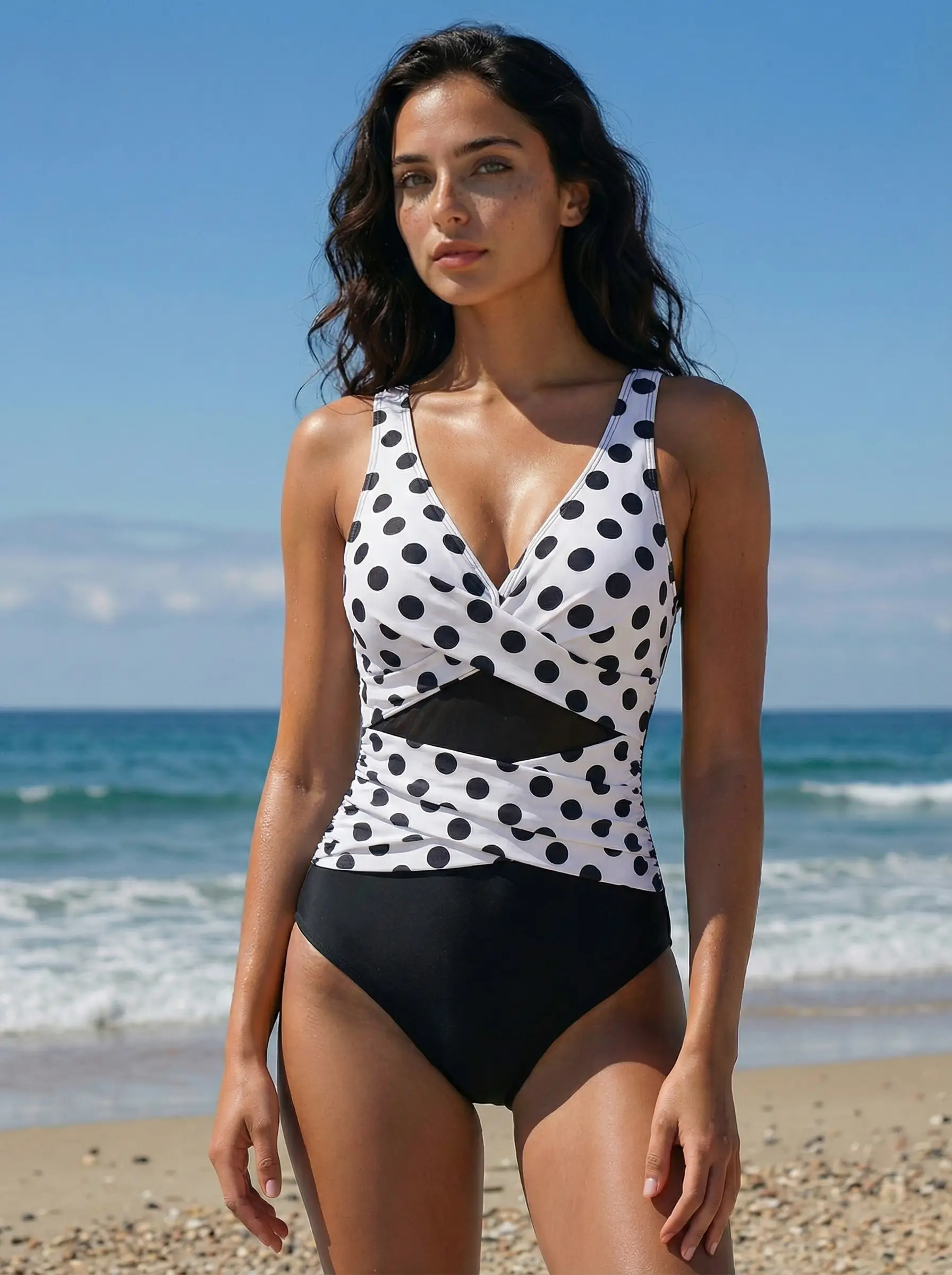 

Женский черно-белый купальник с сетчатыми вставками и вырезами в горошек для пляжного отдыха