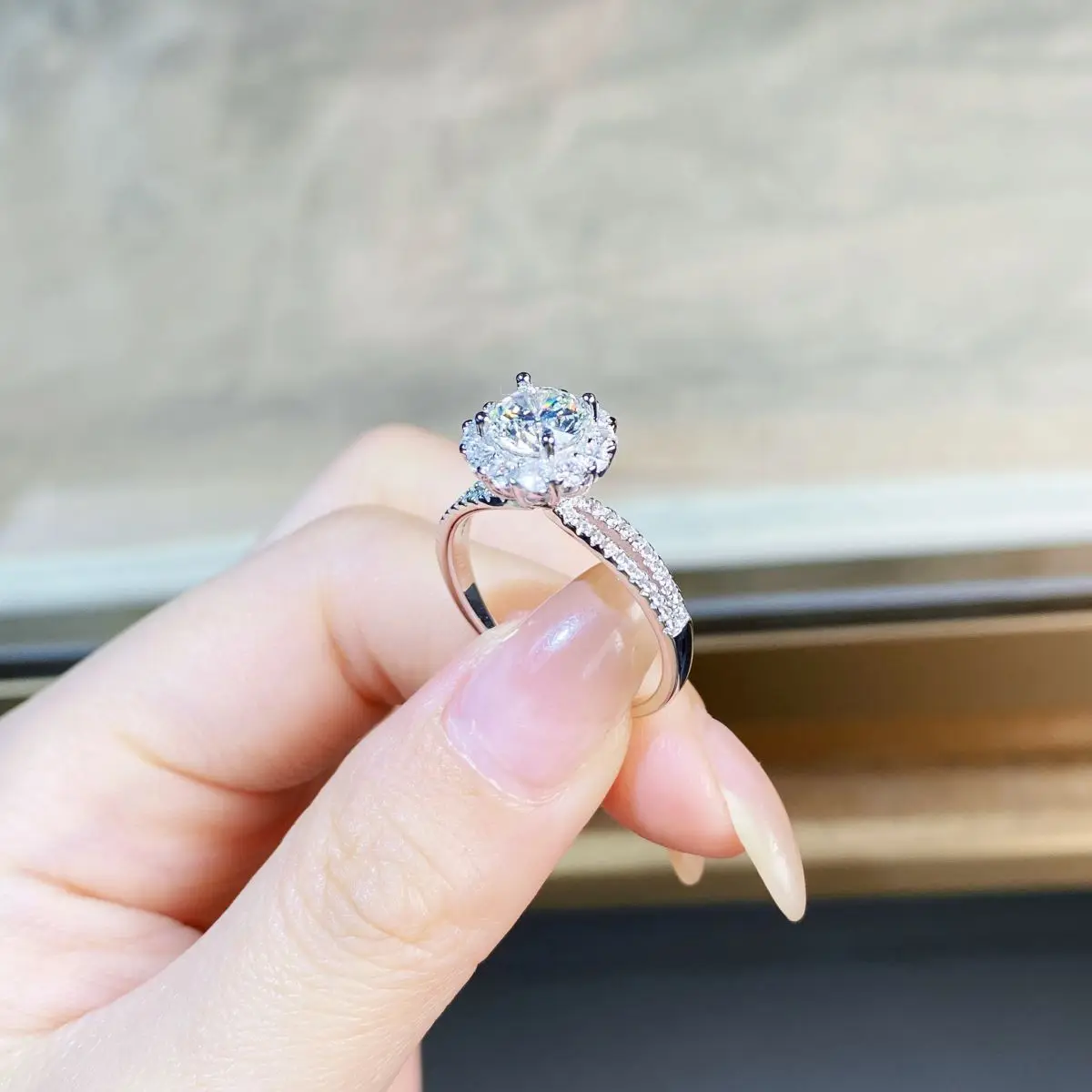 1 Karat D-Farbe VVS Klarheit Moissanit-Ring für Damen 18K Weißgold AU750 Hypoallergener Feiner Verlobungsschmuckring – Detail 6