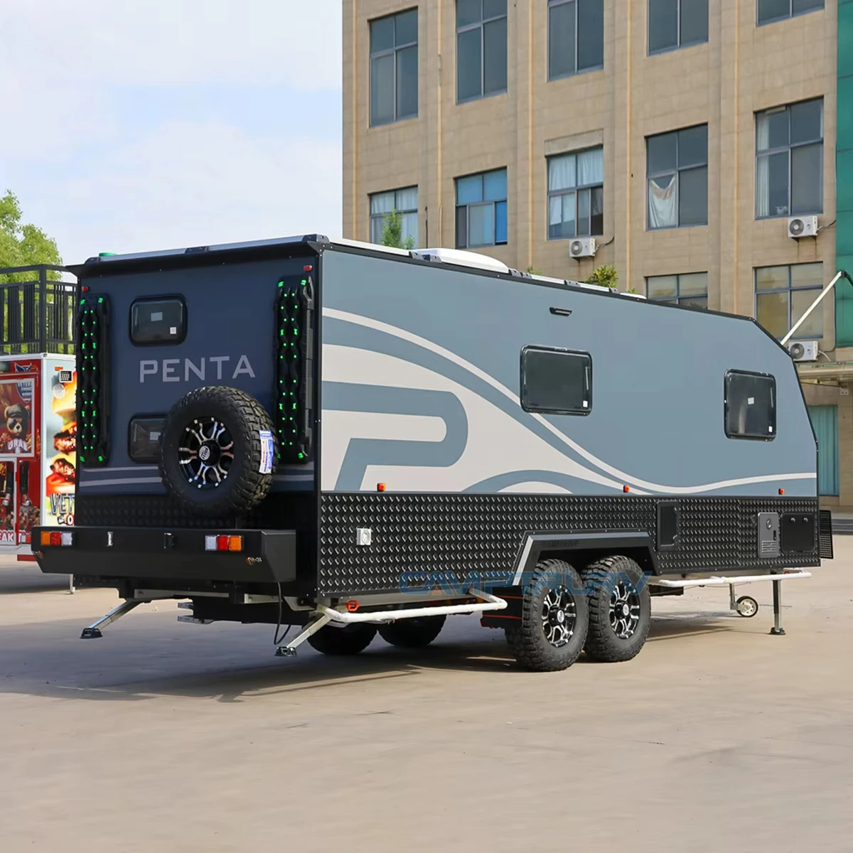 China Standard 4x4 Off Road Caravan 22ft Luxury Aluminum Camper Trailer 4 Person Big Sofa Lounge Family Hybrid