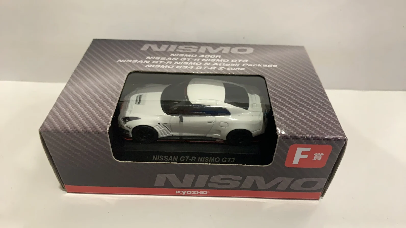 

1:64 KYOSHO NISSAN GTR R35 Nismo GT3 Collection of die cast alloy trolley model ornaments