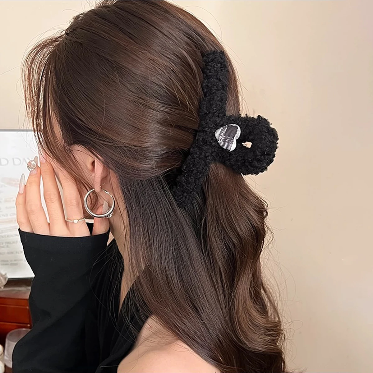 1pc Jepit Rambut Besar Motif Kotak-kotak Hati Domba Bahan Plush untuk Musim Gugur/Dingin, Jepit Model Hiu untuk Bagian Belakang Kepala, Aksesoris Rambut Terbaru 2025