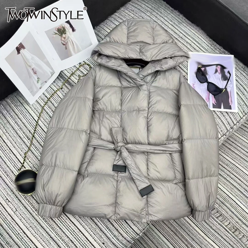 

TWOTWINSTYLE однотонные теплые пуховики для женщин с капюшоном и длинными рукавами, осенняя повседневная куртка с карманами, женская мода KJAB548532