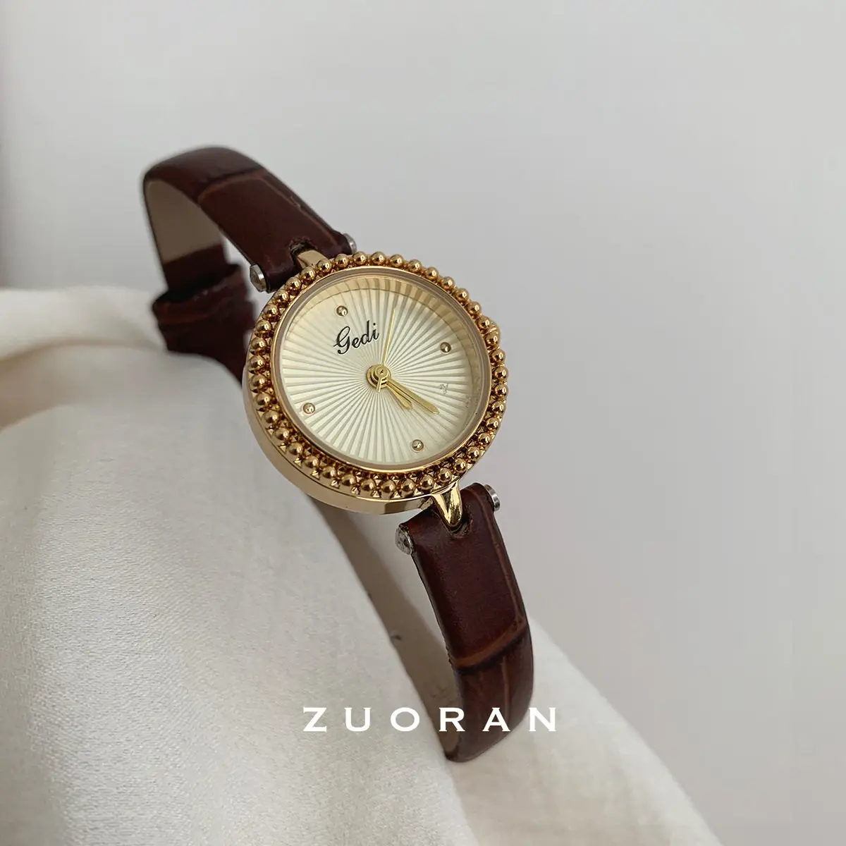 Retro And Artistic Style Brown And Gold Dial Women'S Quartz Watch, A High-Quality And Exquisitely Designed Timepiece.
