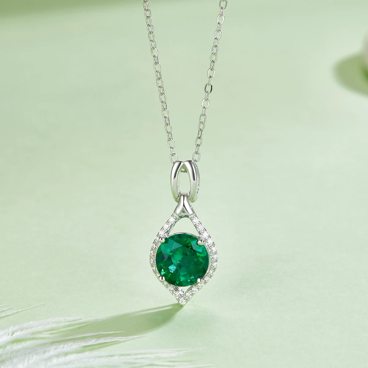

2 Carat S925 Sterling Silver Round Artificial Cultivated Emerald Necklace Ladies Simple Fashion Valentine's Day Christmas Gift