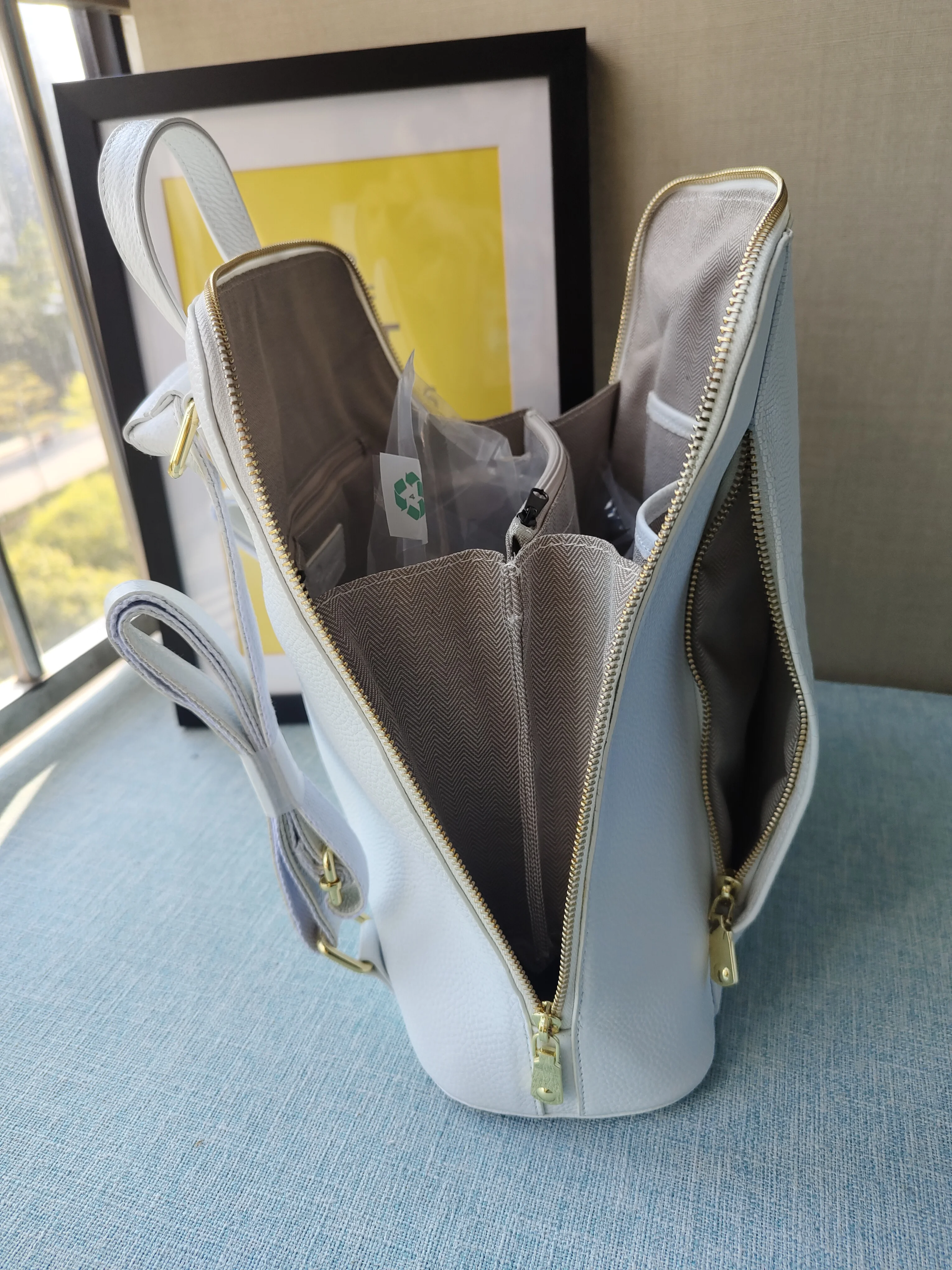 Zency 100 % echtes Leder, reinweißer Rucksack, Damen-Rucksack mit Krokodilmuster, passend für A4-Magazin-Laptops – Detail 3