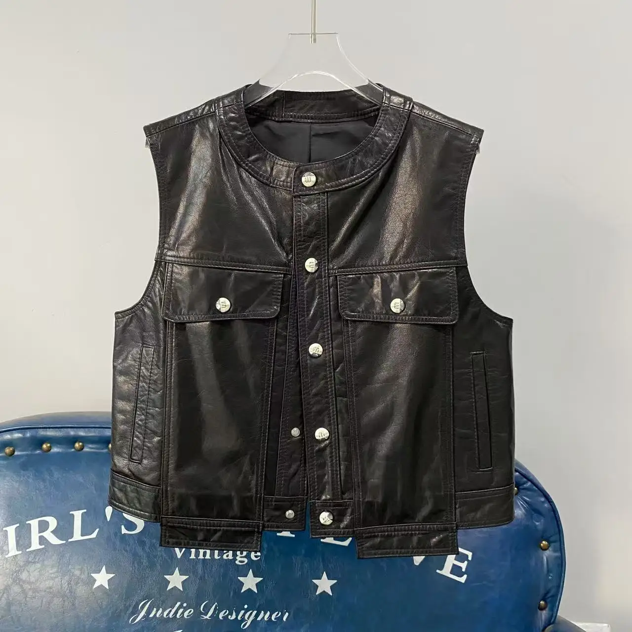 Elegancka kamizelka damska ze skóry naturalnej, okrągły dekolt, luźny krój, idealna na dojazdy do pracy.