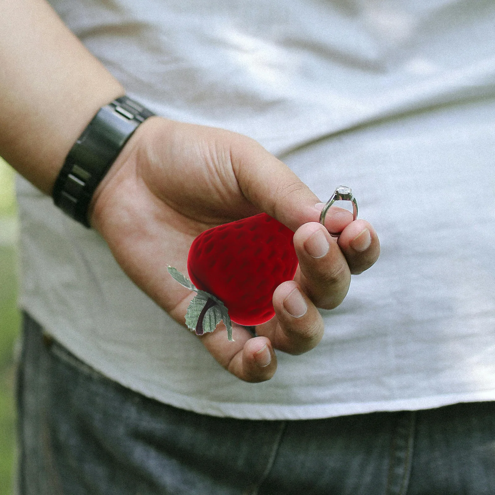 

Strawberry Shape Ring Case Compact Flocking Jewelry Box Portable for Wedding Proposal Rings Portable Ring Box Bridal Shower Gift