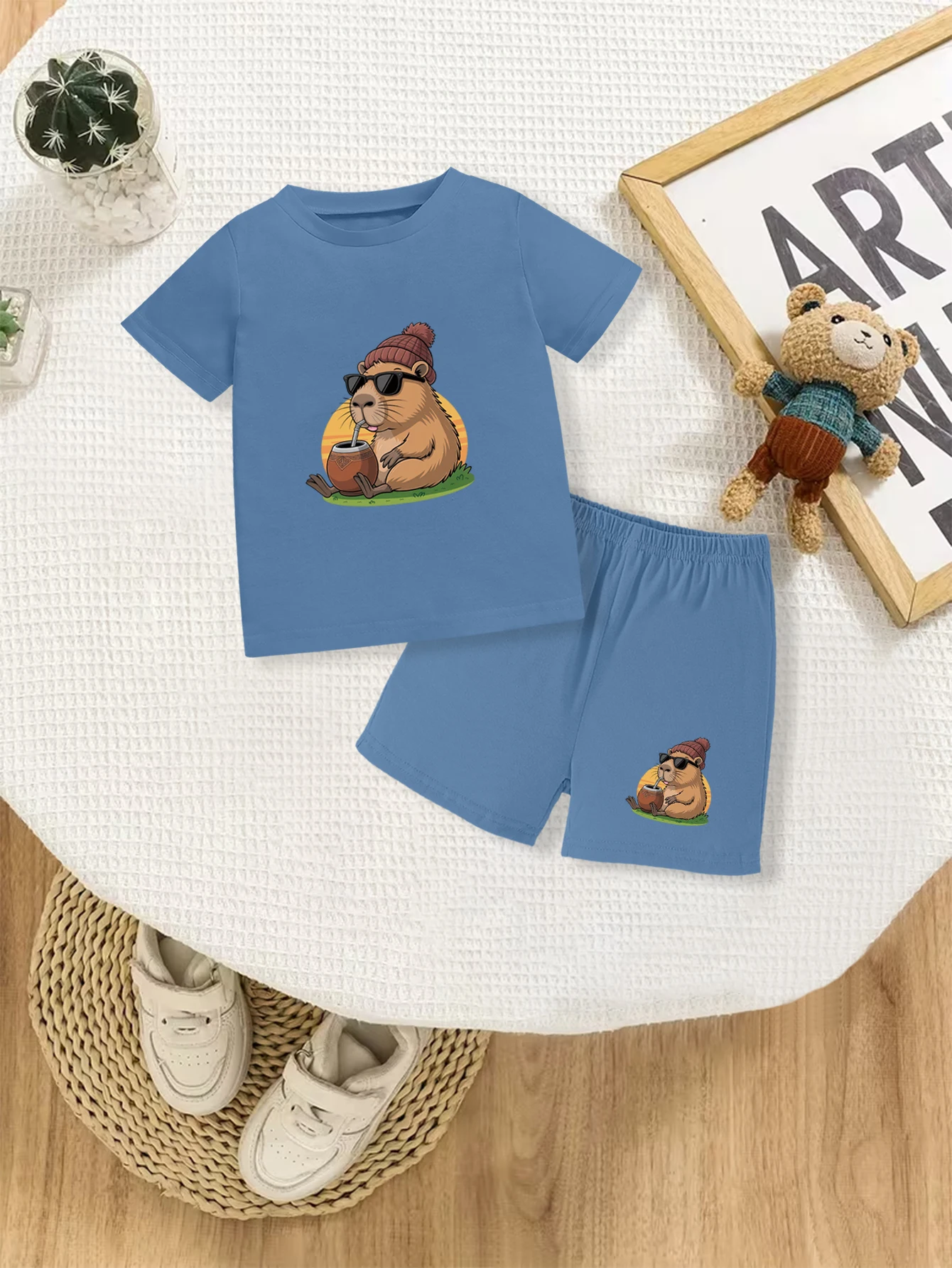 

Комплект из 2 предметов: летняя повседневная футболка и шорты для мальчиков с принтом в виде мультяшной капибары, пьющей кокос.
