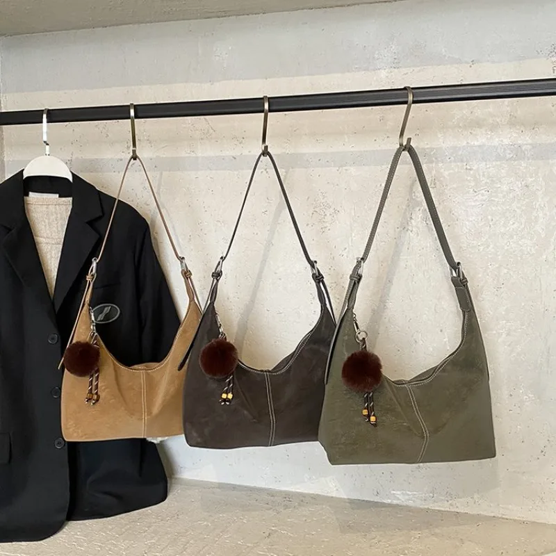 

Elegant Messenger Bag For Ladies Water-Resistant Leather Construction With Luggage Strap Convenient Travel Companion