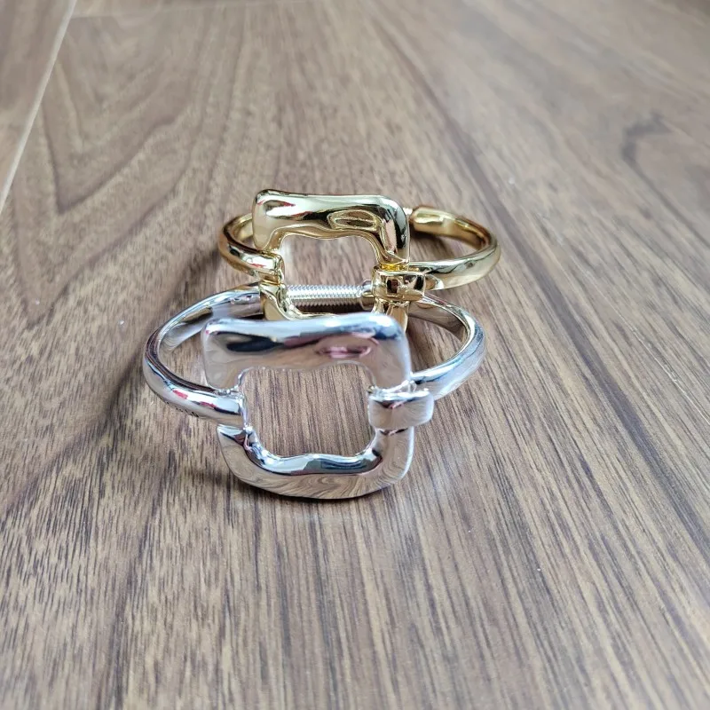 

2026 European and American hot selling retro style electroplated silver exquisite bracelet, suitable for casual wear and jewelry