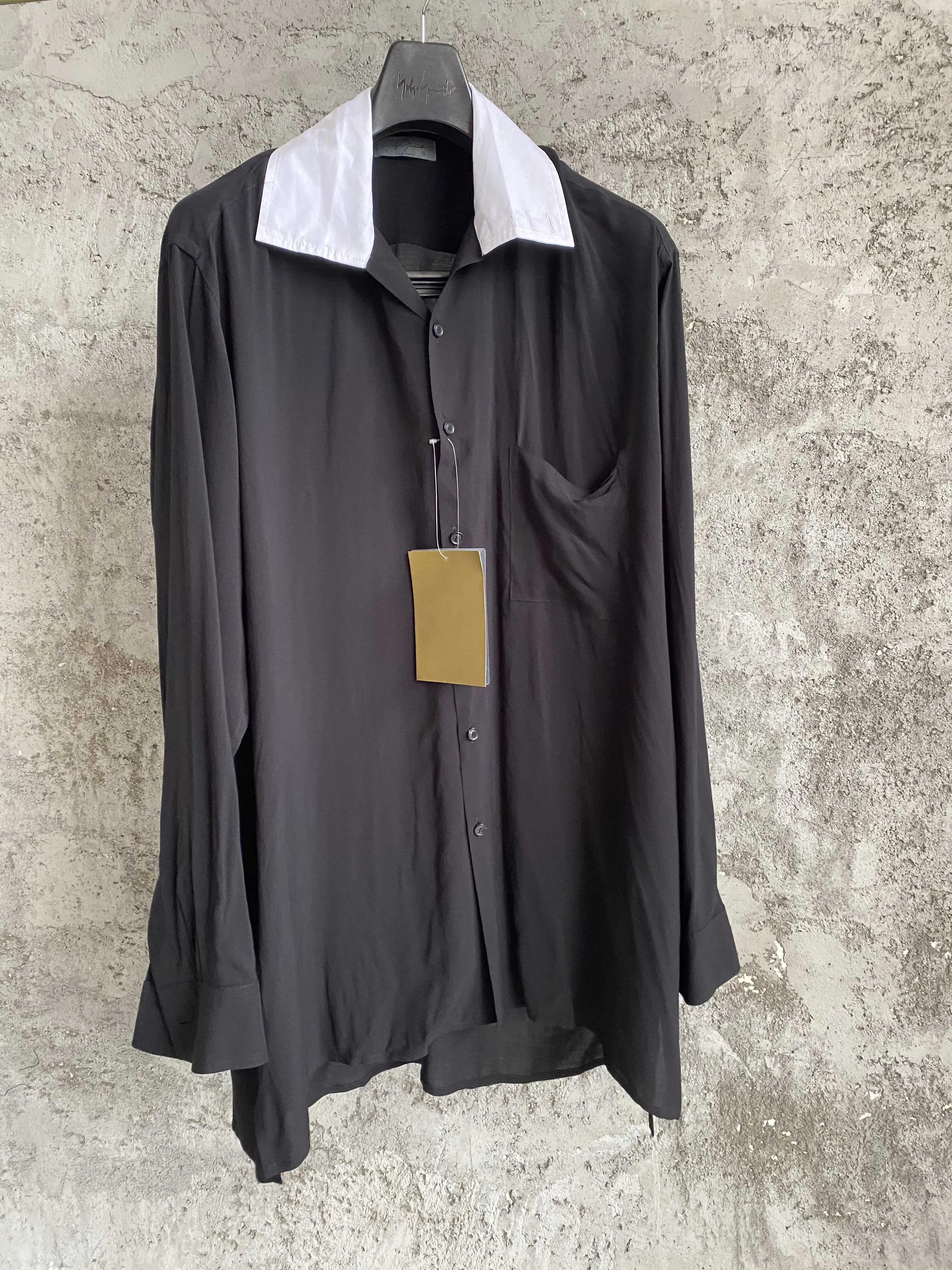 This triple-collar detachable black and white long-sleeved shirt features a casual and elegant Japanese niche design