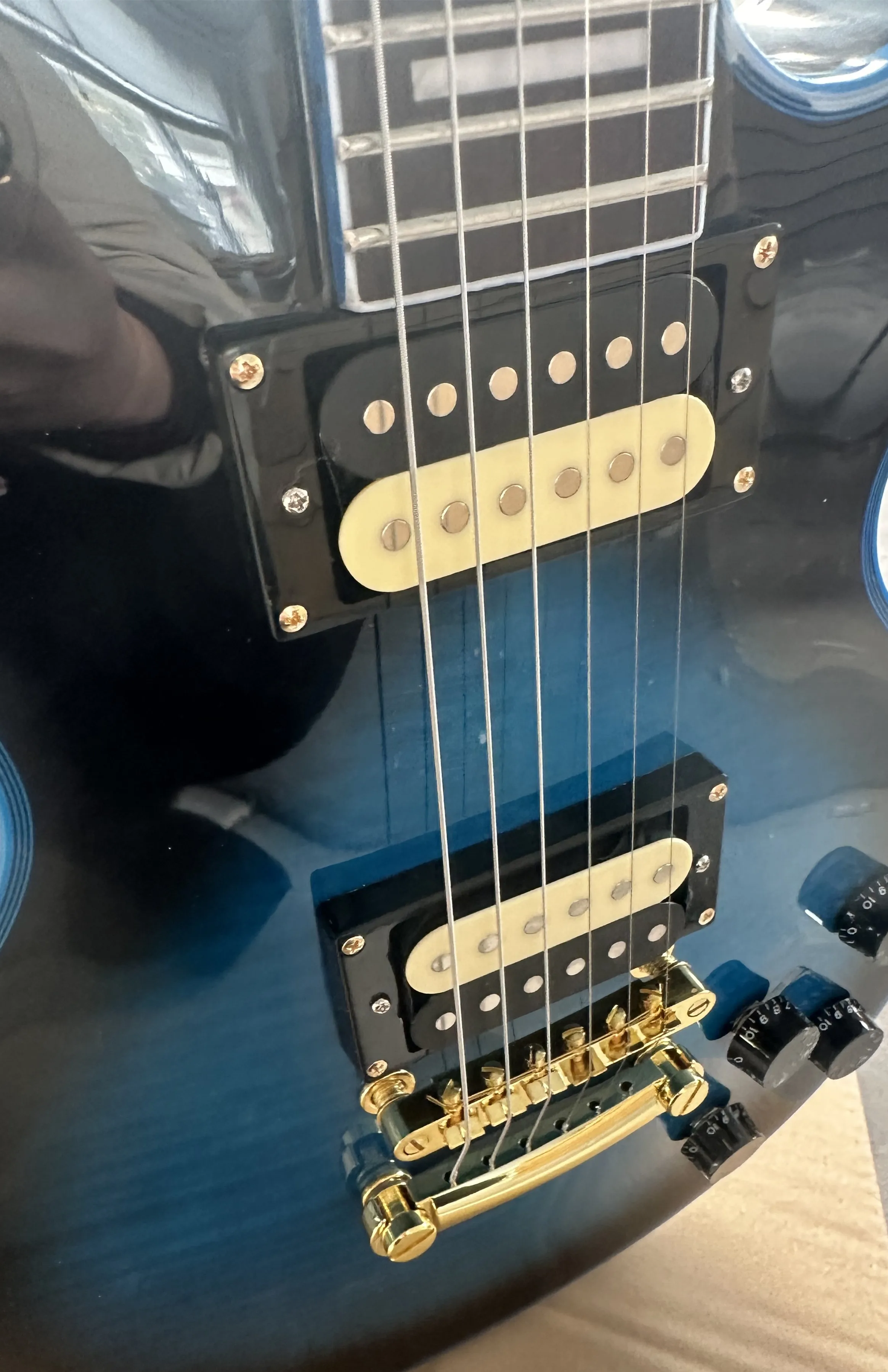 Customized electric guitar, blue logo, blue body edging, mini pickup, quick shipping included