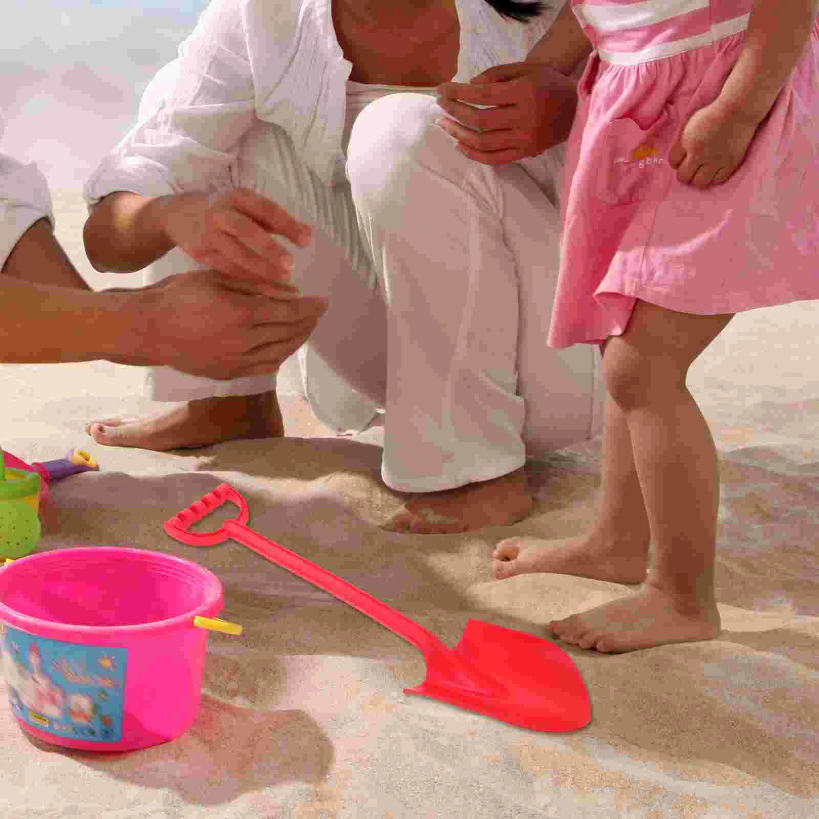 Jugar con la nieve juguetes para niños jugando palas de plástico rojas gruesas para niños