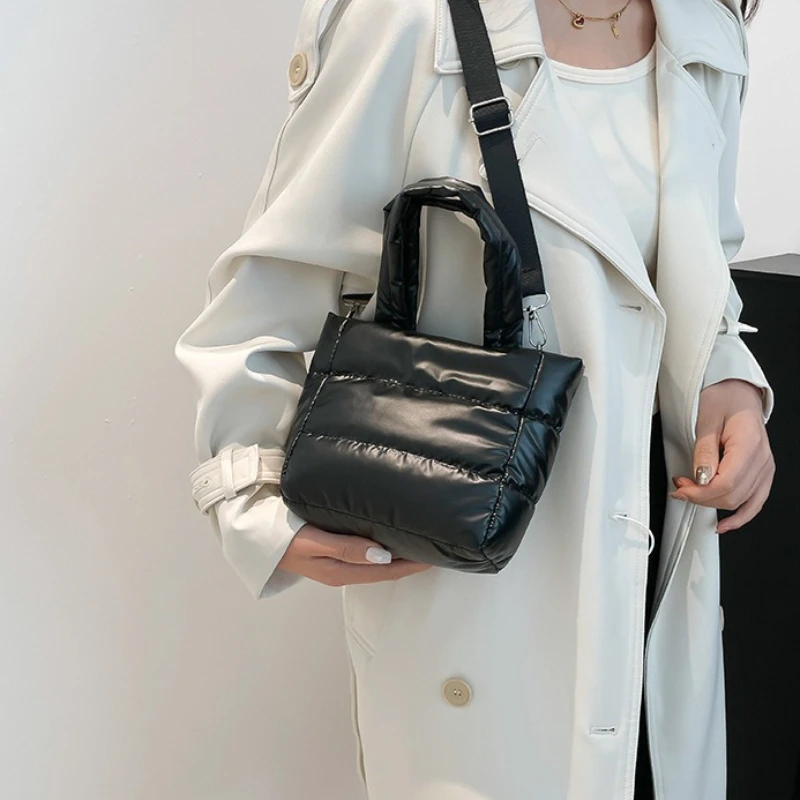 

Women's Bucket Bag Simple and Lightweight Down and Cotton Jacket Casual and Fashionable Versatile Hand-held Crossbody Bag