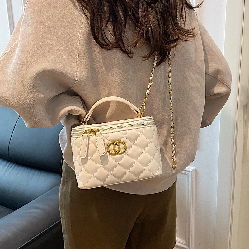 

Chic Unique Clutch Bag for Women Casual and Leisure Use with Minimalist Vintage Look Fashionable Letter Logo