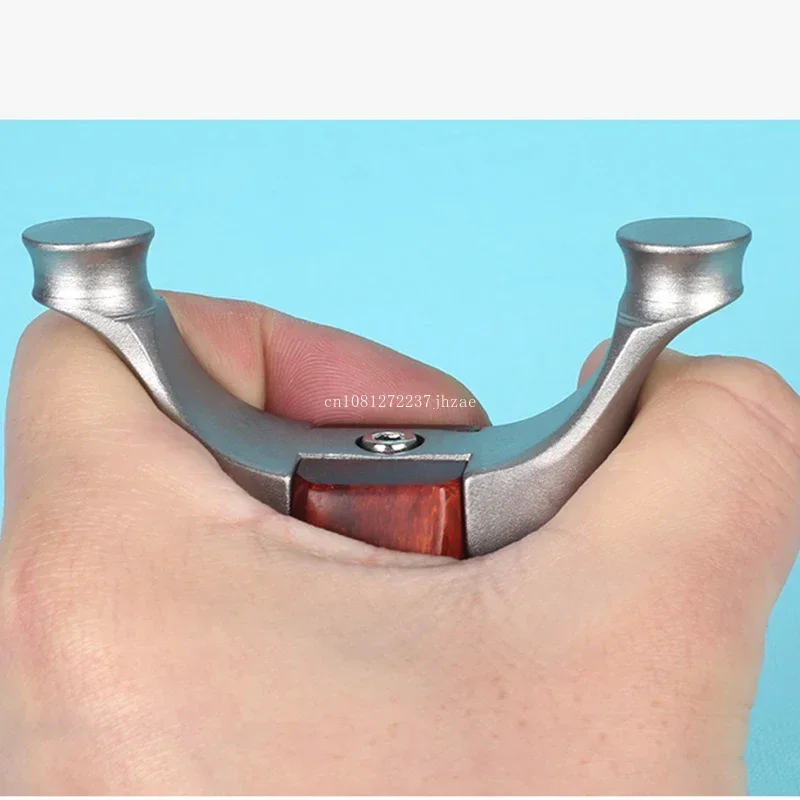 Holz spielzeug mit Gummibändern