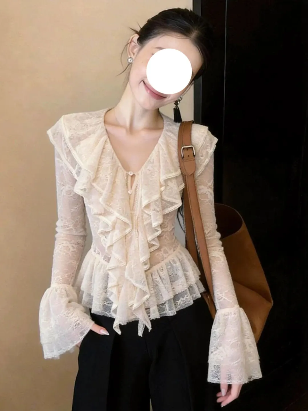 

Elegant Romantic Lace Trim V-Neck Bell Sleeve Women's Top Spring 2026 New High-End Feel Straight Cut Long Sleeve Polyester Fiber