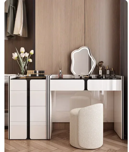 Cremefarbene Kommode mit Schubladen, integrierter Schlafzimmer-Eckschreibtisch, schlichter, moderner Schminktisch aus Massivholz mit kleinem Stauraum