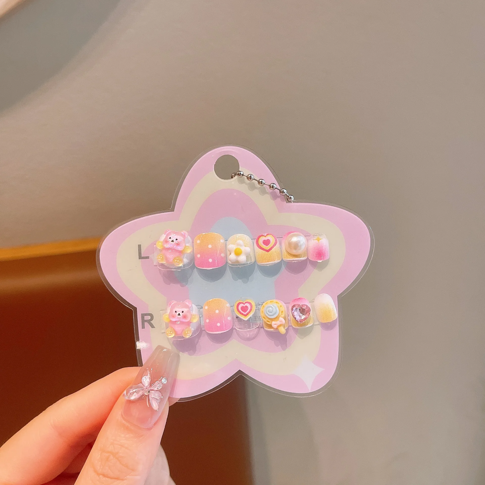 12 Stück Kinder-Nägel mit niedlichem Blumen- und Erdbeerhasen-Motiv, zum Aufdrücken, für 4–10 Jahre, abnehmbare Nagelaufkleber, künstliche Nägel, Mädchen-Geburtstagsgeschenke – Detail 17