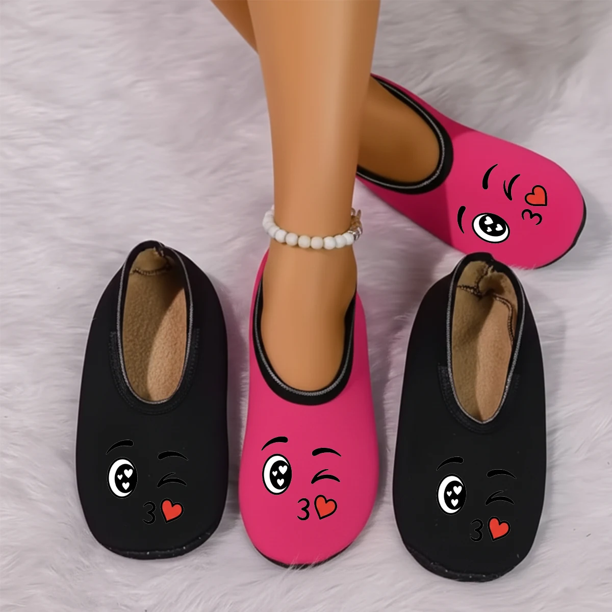 شبشب نسائي لطيف مطبوع عليه قبلة من جلد الغزال يسمح بمرور الهواء ومرونة عالية للاستخدام الداخلي وغير قابل للانزلاق