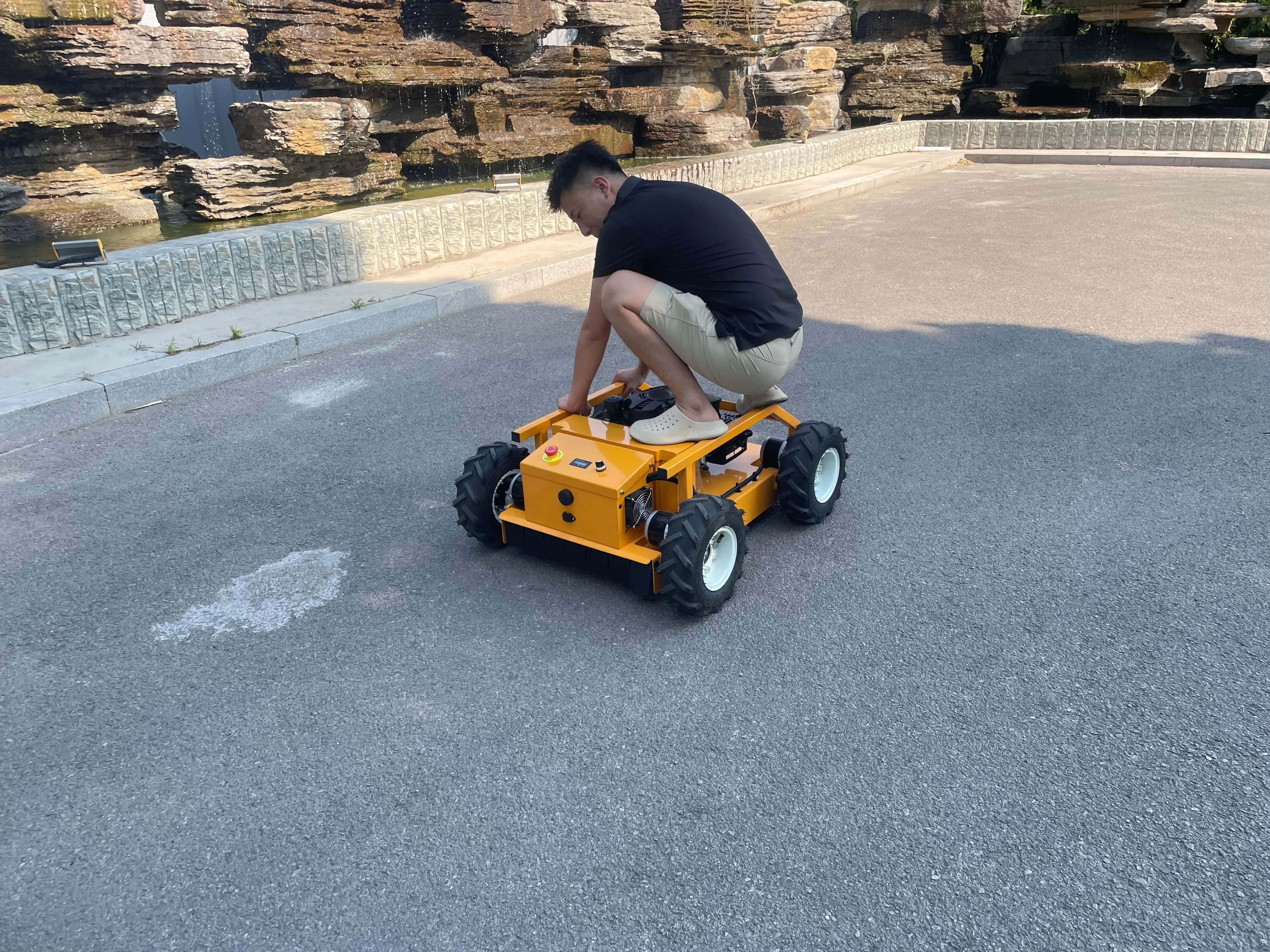 Agricultural Remote-controlled Robot Lawn Mower, Strong All-terrain Adaptability, High-power Mini Wheeled Self-propelled Mower