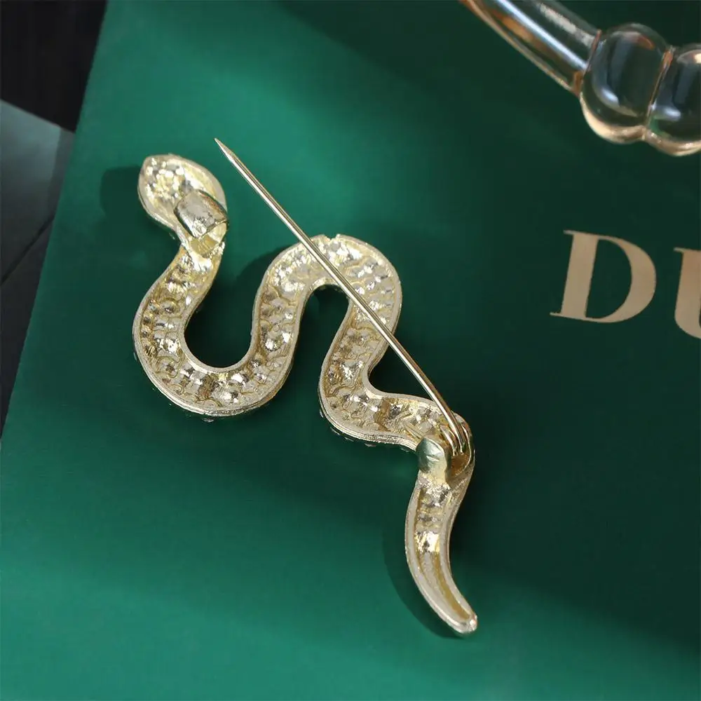 Vintage Zodiac Snake Brooch Minimalist Sparkling Rhinestone Animal Collar Pins Personality Exquisite Elegant Snake Lapel Pin