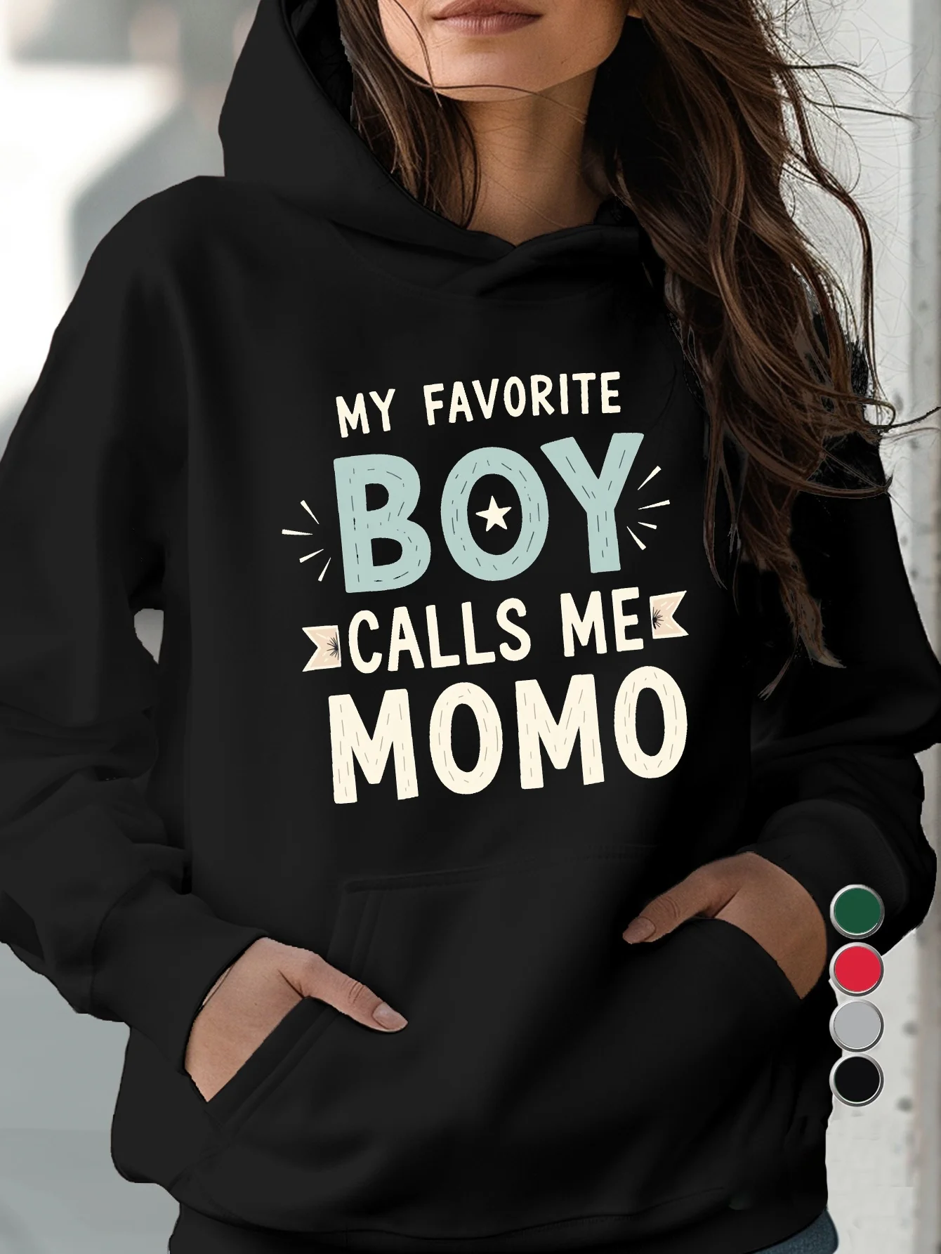 سترة نسائية كاجوال بغطاء للرأس باللون الأحمر بنمط "المفضل لدي يدعوني مومو" - سترة مريحة، طراز كاجوال، تصميم نص حيوي