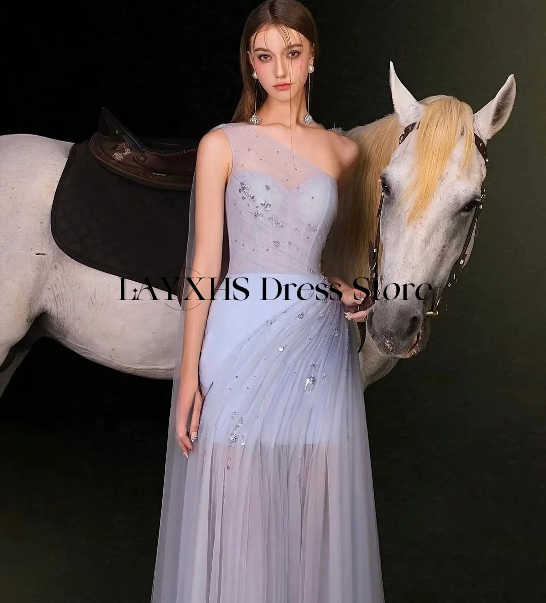 LAYXHS Neuartiges lila One-Shoulder-Abendkleid Tüll A-Linie Perlenschal Heimkehrkleid Maßgeschneidert فسات musica