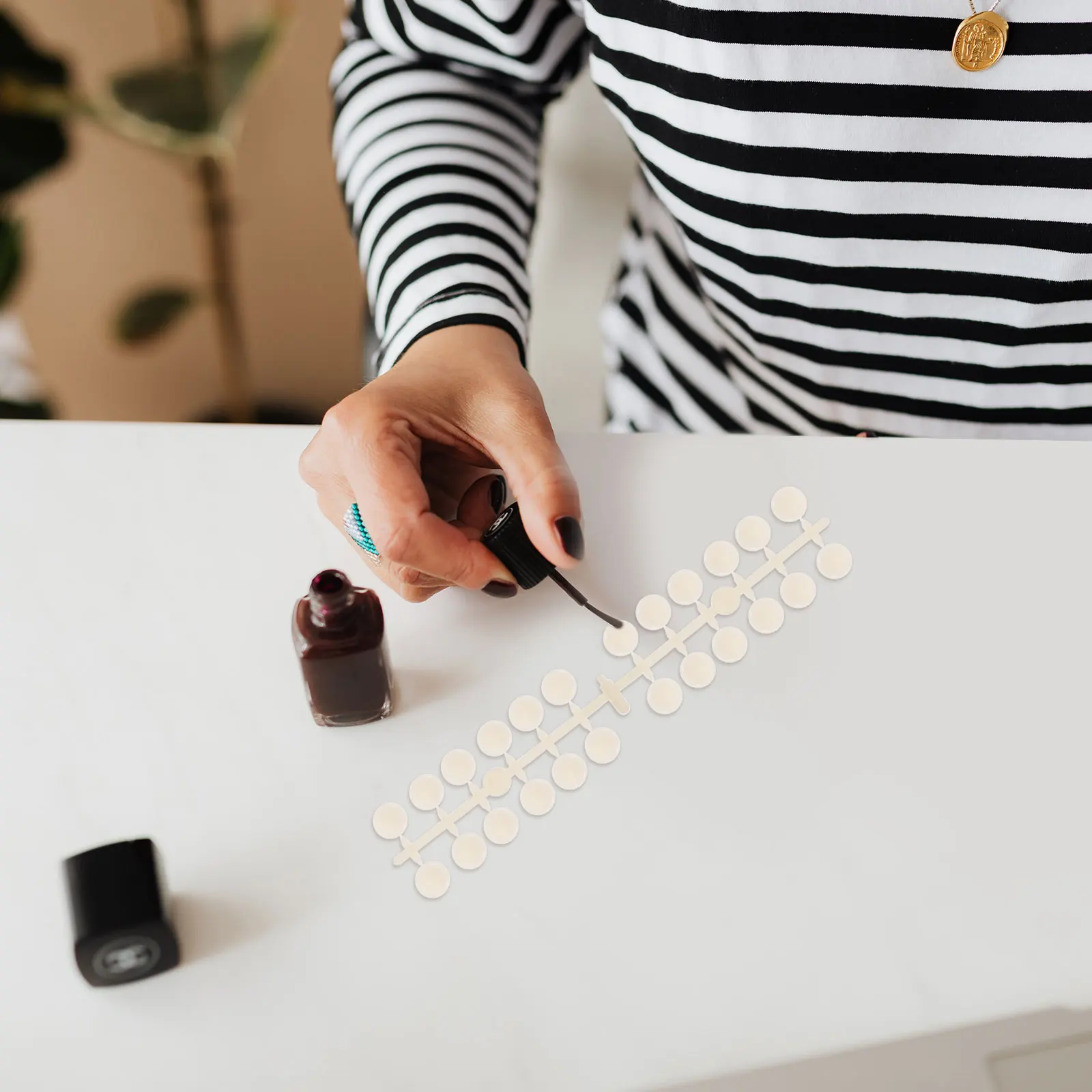 

Круглая цветная доска, 4 комплекта, прозрачная белая основа для практики образца маникюра, прочный дизайн ногтей, советы по цвету ногтей