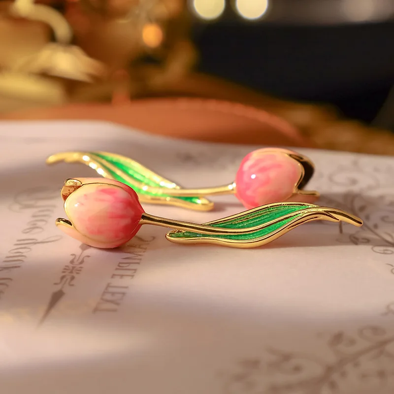 Pendientes de tuerca de esmalte hechos a mano románticos suaves, flor de tulipán pintada en rosa, serie Pastoral dulce, pendientes de gama alta