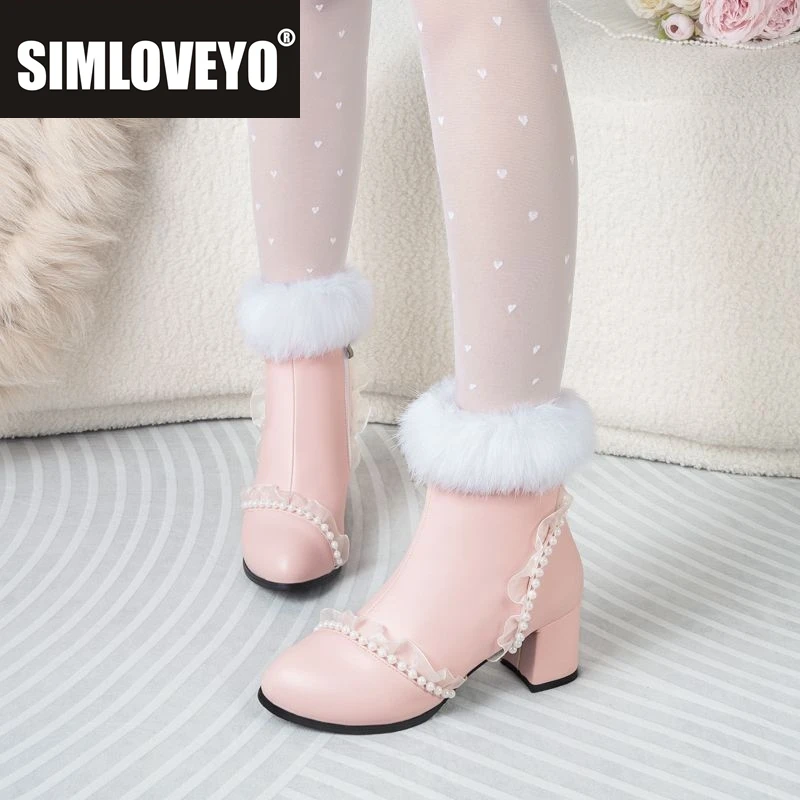 

SIMLOVEYO 2025 Новые женские ботильоны с круглым носком на блочном каблуке 6 см с жемчужным кроличьим мехом, теплая зимняя обувь Bota, большой размер 47 48 Sweet Shoes Pearl