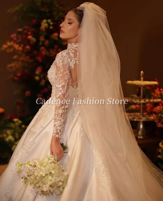 Abito da sposa personalizzato con collo alto a maniche lunghe in pizzo bianco 2025 con applicazioni in pizzo e abiti da sposa in raso a trapezio con lacci