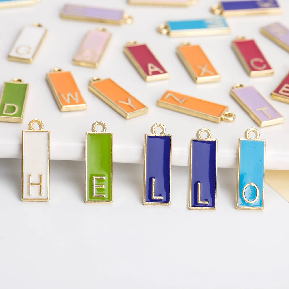 Ciondolo a 26 lettere, collana con ritenzione color oro vero, gocciolamento d'olio, multicolore disponibile, piccolo ciondolo rettangolare