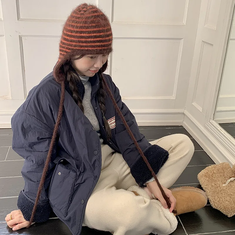 

Женская вязаная шапка в полоску, модная шерстяная шапка с ушками и завязками, новая теплая стильная шапка.