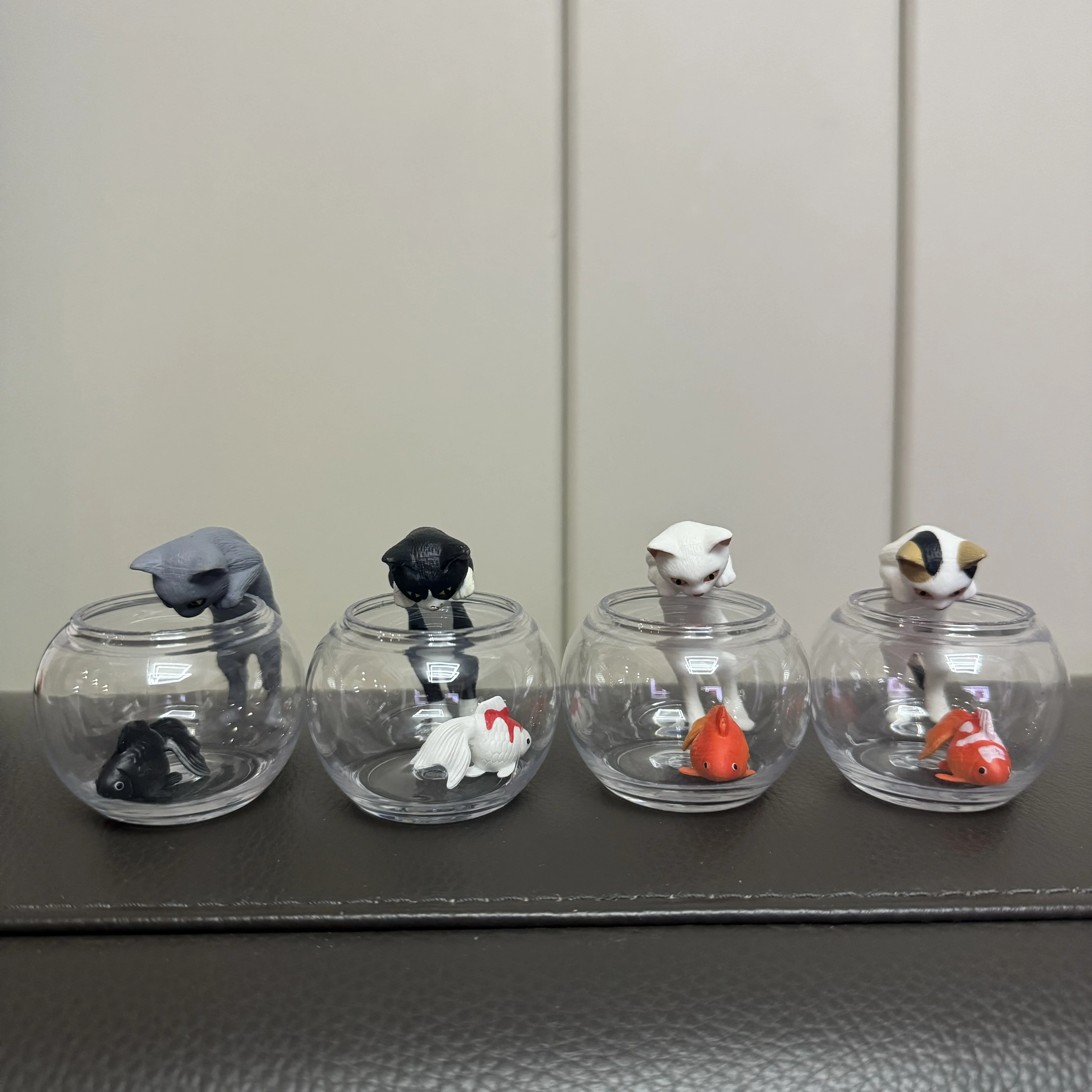 Кошка наблюдения за золотой рыбкой, бязь, синяя корова, белая кошка, ловля рыбы, настольная мини-статуя, декор, экшн-фигурка, модель игрушки