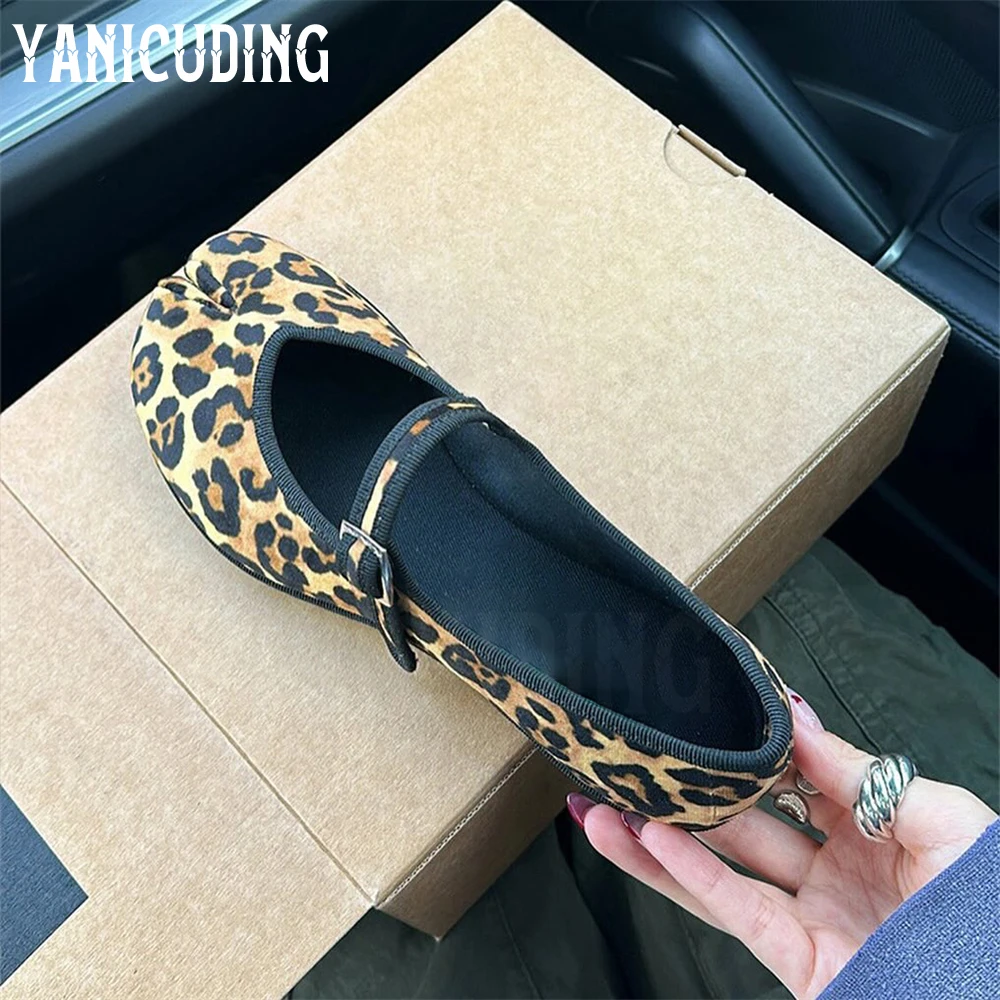 Leopard Print Tabi Flat Shoes for Women Novel Design Fashion Shoes Front Buckle Comfortable Daily Shoes Latest Design for Women