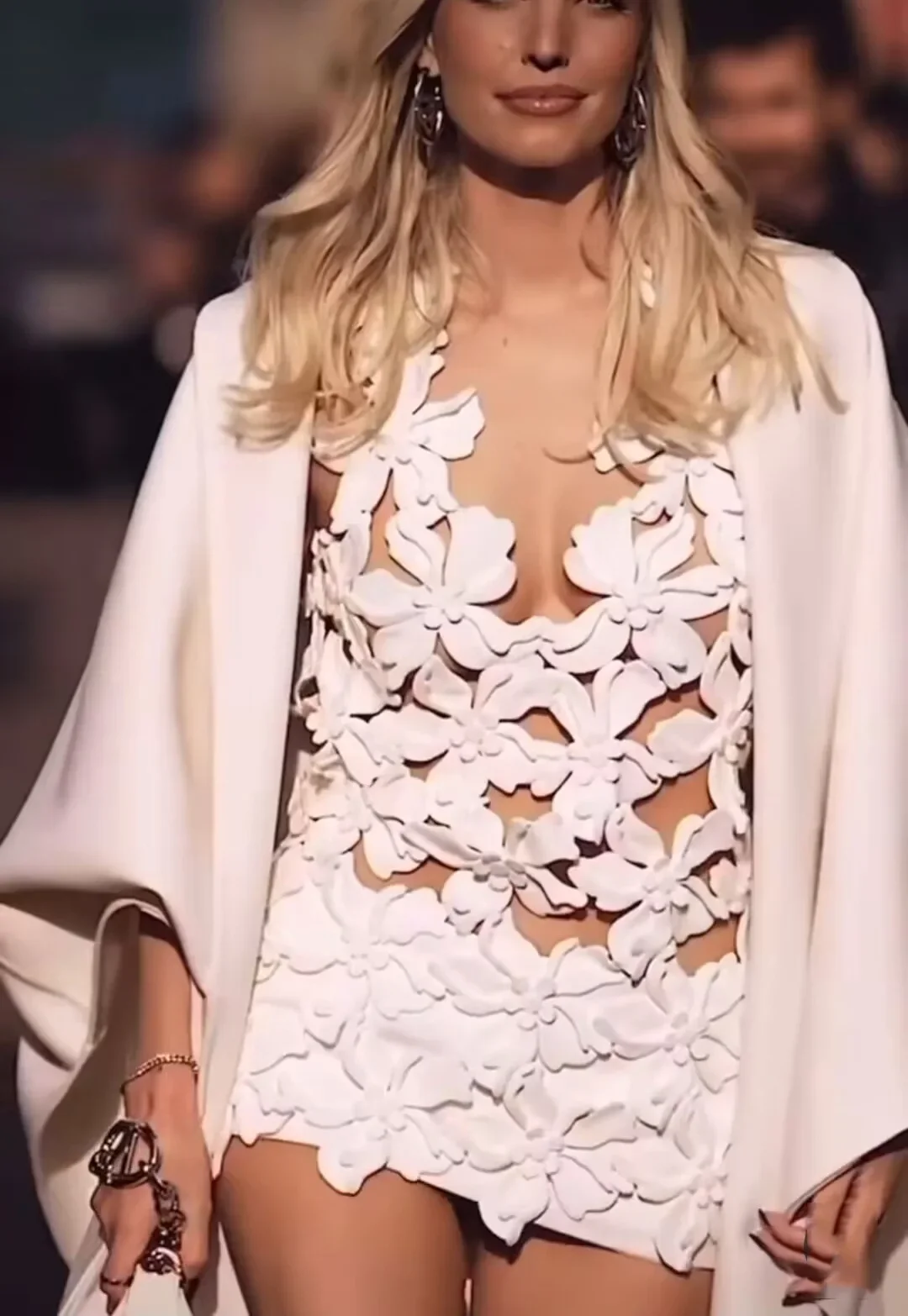 ใหม่แฟชั่นสีขาวผู้หญิงเซ็กซี่ Halter Hollow Out Bodycon Mini Dress แฟชั่นไนท์คลับปาร์ตี้วันหยุดสวมใส่