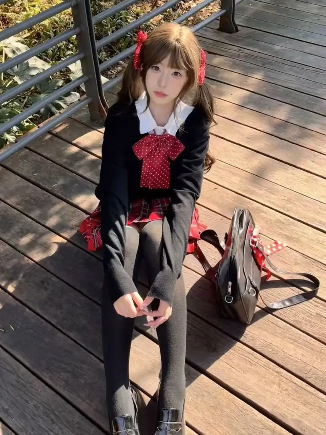 

Комплект женской зимней одежды: свободный вязаный свитер с V-образным вырезом и юбка в клетку (оригинальный дизайн JK)