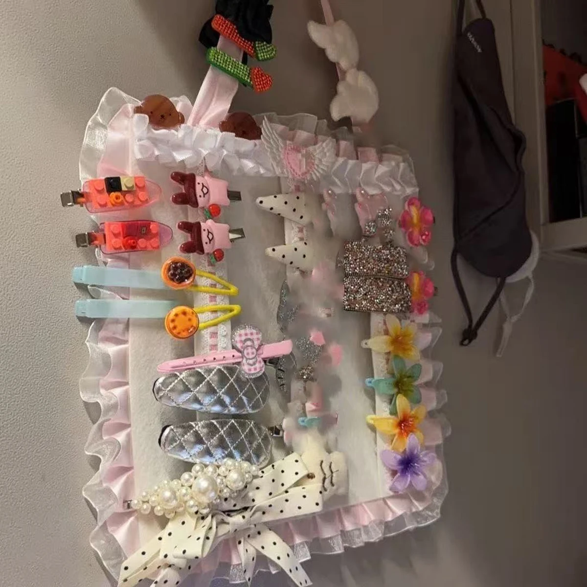 Niedliche Filz-Haarspangen-Aufbewahrung Wandmontierte Neue Hängetasche Aufbewahrungstasche für Haarspangen und Haaraccessoires Dekorativ – Detail 4